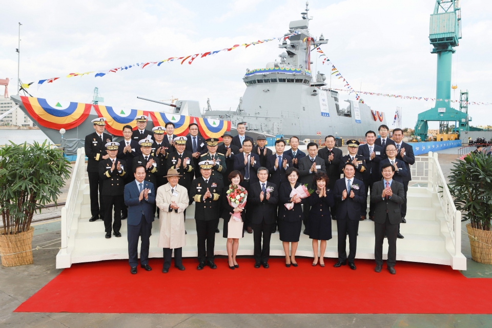 현대중공업이 11일 해군의 세번째 신형 호위함인 2,800톤급 '서울함'을 진수했다. 서울함 진수식 참석자들이 기념 사진을 촬영하고 있다.