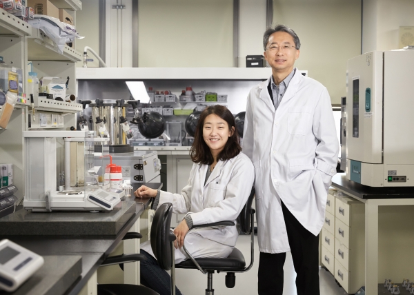 울산과학기술원은 이상영 교수팀이 프린팅 공정을 이용해 안전성 높은 '다형상 전고체 리튬-황 전지'를 개발했다고 11일 밝혔다. 사진은  김세희 박사(왼쪽부터)와 이상영 교수.
