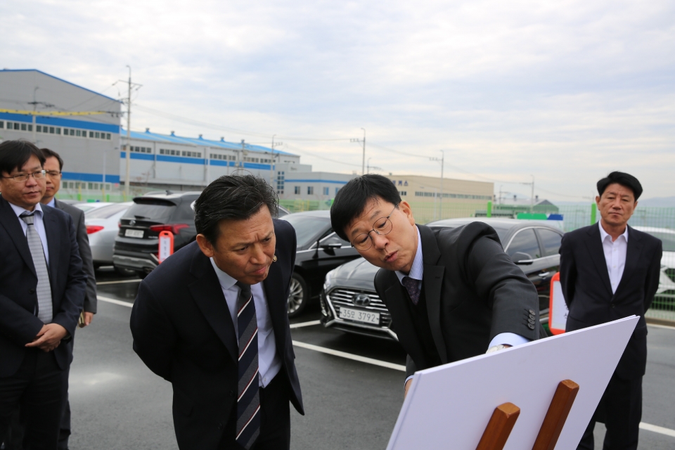 김영문 관세청장(왼쪽 두번째)이 13일 울산 북구 이화산단의 현대모비스 친환경차 부품 울산공장 건립 현장을 찾아 회사 관계자로부터 공사 상황을 설명듣고 있다.