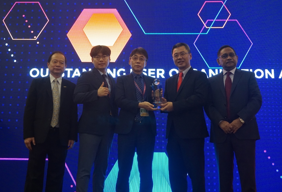 울산항만공사 관계자들이 지난 12일 말레이시아 쿠알라룸푸르에서 열린 '아시아대양주 정보산업기구(ASOCIO) Digital SUMMIT 2019'에서 ICT 우수 사용자 기관상을 수상하고 포즈를 취하고 있다.