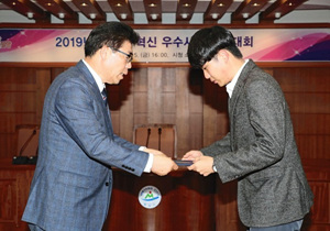 김봉태(왼쪽) 부시장이 공보전산담당관 이광성 주무관에게 2019년 밀양시 혁신 우수사례 경진대회 최우수상을 수상하고 있다.