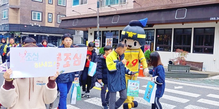 양산소방서는 지난 27일 오전 양산시 물금읍 범어리 일원에서 겨울철 화재예방 캠페인을 실시했다.