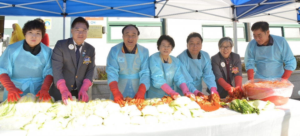 국제라이온스협회 355-D울산·양산지구(총재 조용순)가 5일 2019년 어려운 이웃돕기 사랑의 김장 나눔 봉사 행사를 개최했다.