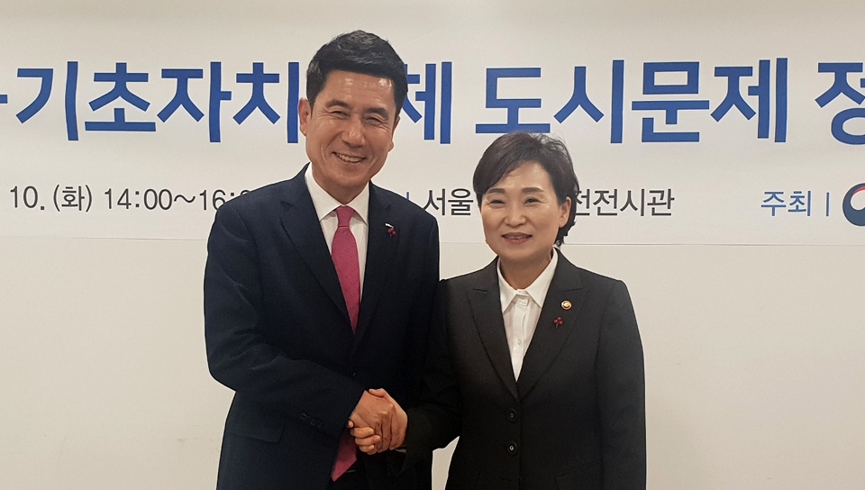 이강덕 시장이 지난 10일 서울 정동 국토발전전시관에서 김현미 국토부장관을 만나 지역현안 해결을 위한 정부의 적극 지원을 요청했다.