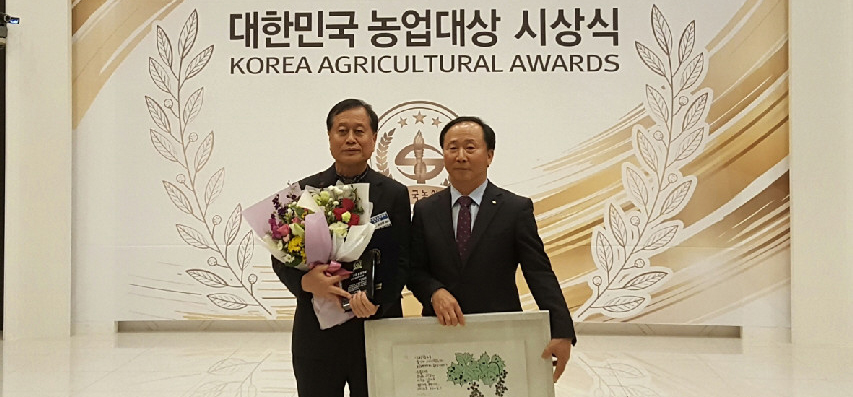'2019년 대한민국 농업대상' 농촌진흥분야 우수상을 수상한 최상훈 포항시 농촌지원과장(왼쪽).