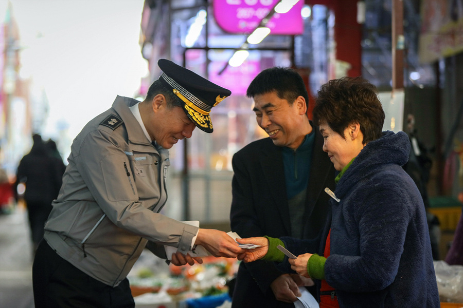 김진표 울산지방경찰청장이 민족의 대명절인 설을 맞아 16일 남구 신정시장을 방문했다.