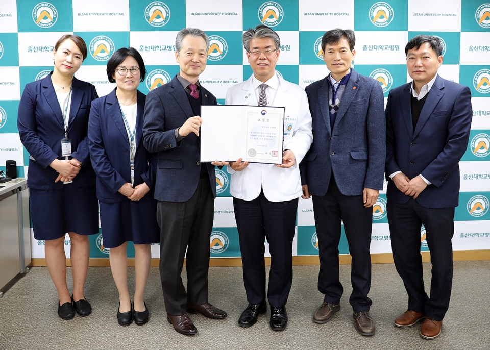 울산대학교병원이 2019년 부·울·경 지역 간호간병통합서비스 우수기관으로 선정돼 보건복지부 장관 표창을 수상했다고 22일 밝혔다.