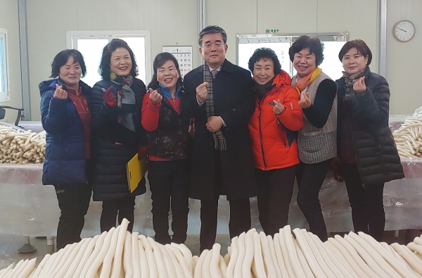 언양농협은 주부대학 총동창회 기금으로 어려운 지역농가의 쌀을 구매해 떡국떡으로 만들어 판매하는 '사랑의 떡국떡 행사'를 가졌다.