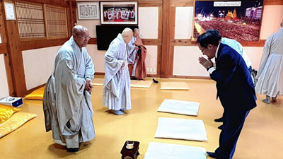 홍준표 자유한국당 예비후보가 5일 대한불교 조계종 종정 진제스님을 만나 합장하고 있다.