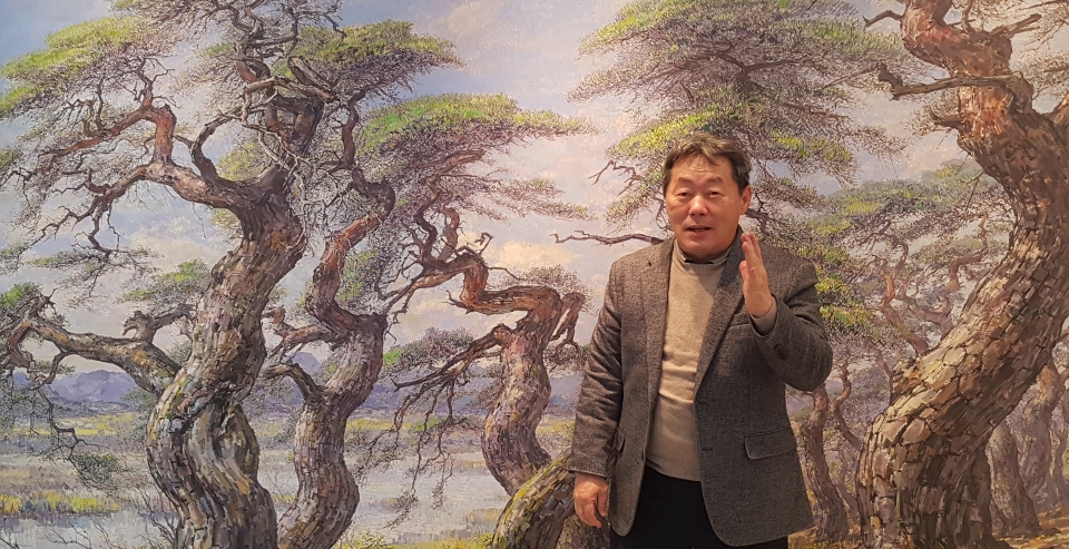 오는 17일까지 울산문화예술회관 4전시장에서 19번째 개인전을 선보이는 김상원 작가가 이번 전시 작품에 대해 설명을 하고 있다.