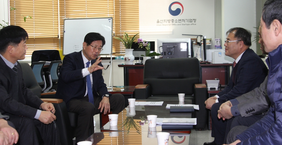 강길부 의원이 13일 울산지방중소벤처기업청을 방문해 애로사항을 청취하고 있다.