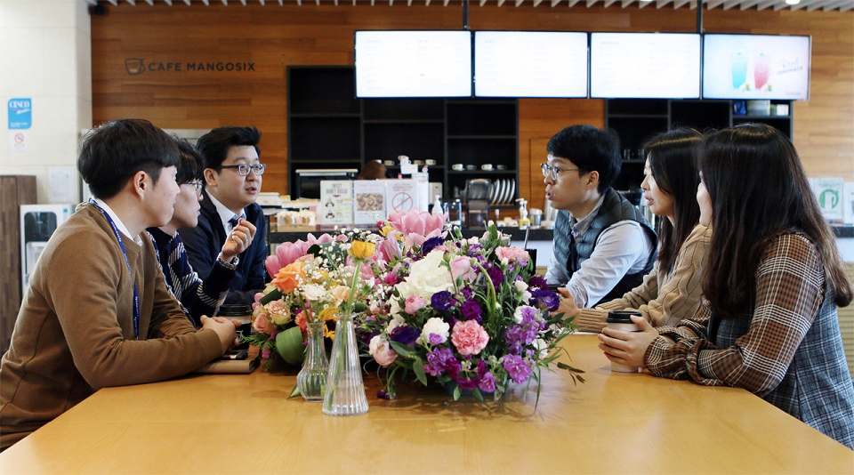 한국동서발전 본사에 비치된 울산 화훼 농가 꽃과 이야기를 나누는 임직원.