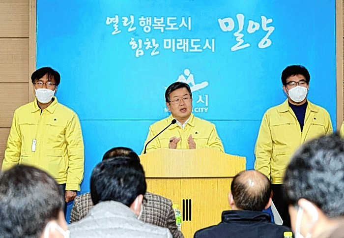 박일호 밀양시장이 27일 시청 프레스센터에서 밀양지역 첫 코로나19확진자 발생과 관련해 브리핑을 하고 있다.