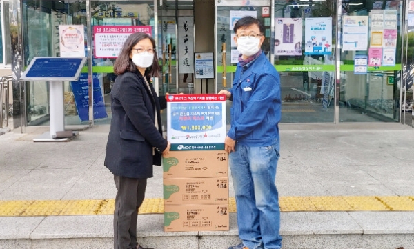 한국석유공사 울산지사는 27일 울주군 온산읍사무소를 찾아 복지소외계층 18세대에 150만원 상당의 코로나19 차단용 마스크를 전달했다.