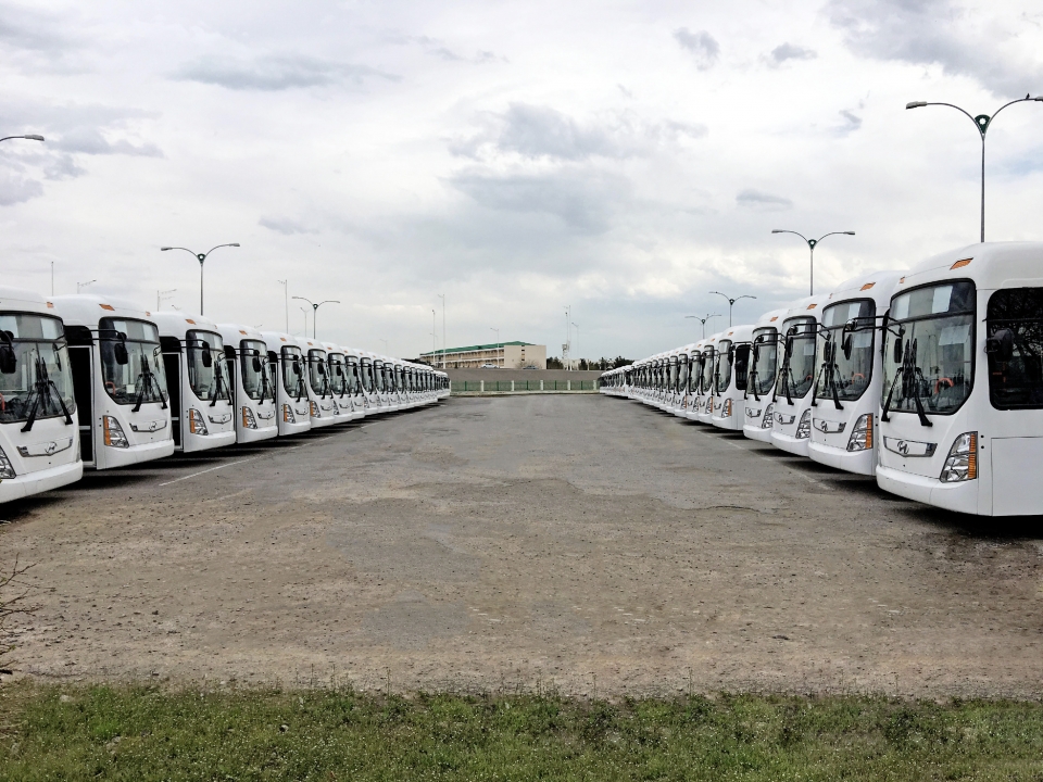 현대자동차는 현대종합상사와 함께 투르크메니스탄 교통청에 27인승 대형 버스 '뉴 슈퍼 에어로시티' 400대를 공급하는 계약을 체결했다고 15일 밝혔다. 사진은 2016년 투르크메니스탄에 공급된 현대자동차 '에어로시티'