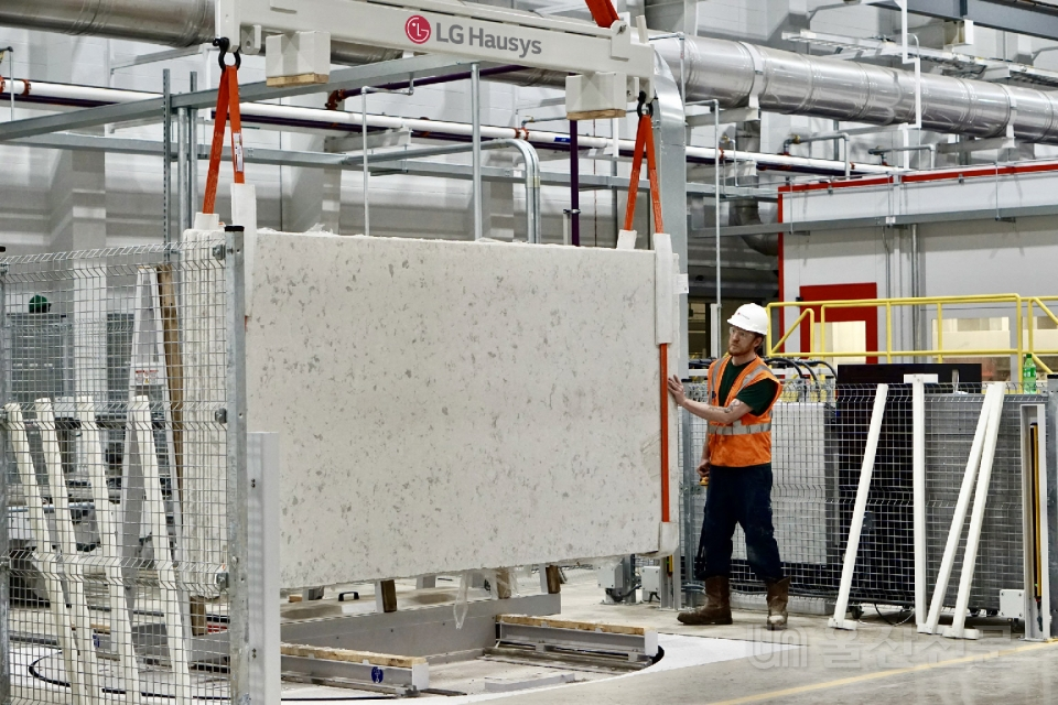 미국 조지아주에 위치한 LG하우시스의 엔지니어드 스톤 공장 내 3호 생산라인에서 직원이 엔지니어드 스톤 제품을 살펴보고 있는 모습.