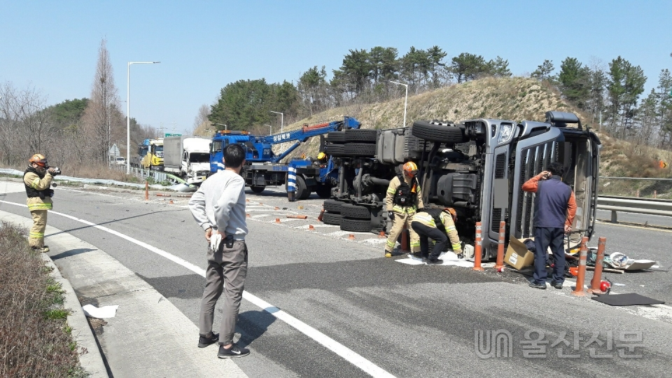 25일 낮 12시 16분께 울산 울주군 청량읍의 국도 14호선에서 탱크로리와 5톤 트럭이 추돌해 탱크로리가 전복되는 사고가 발생했다.
