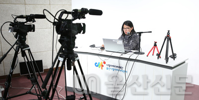 울산시청자미디어센터가 온라인 미디어 교육 '방구석 열린미디어교실'을 진행한다. 사진은 영상제작 프로그램 참가자 모습.