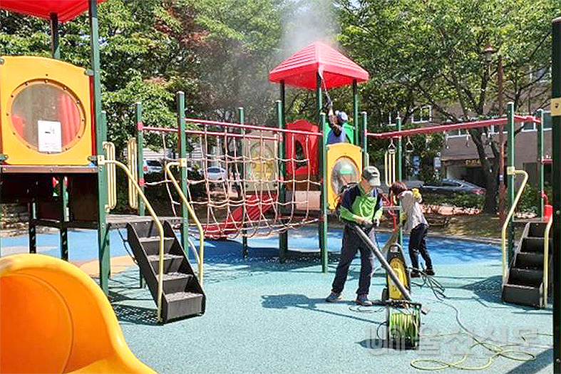 동구는 지역 공원 내 어린이놀이시설 48개소를 살균·소독을 실시한다고 2일 밝혔다. 동구 제공