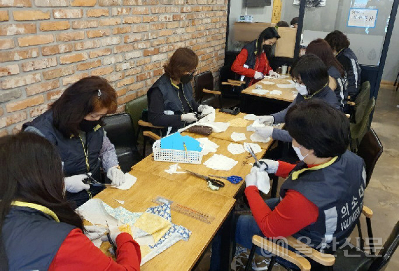 울산 남부소방서 삼산119안전센터 여성의용소방대는 2일 사회적 기업 ㈜누리보듬 '커피누리'에서 면 마스크 제작 활동을 했다. 남부소방서 제공