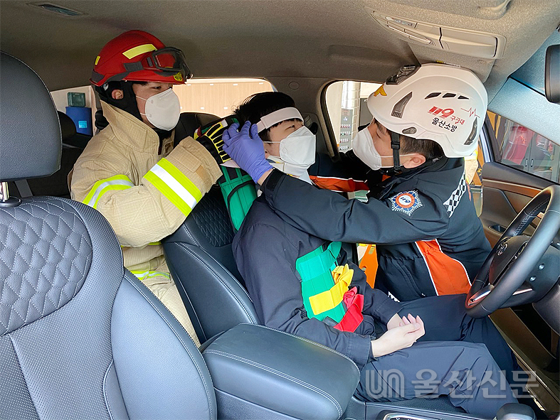 울산 남부소방서 옥동119안전센터는 2일 교통사고 현장에서 인명구조 및 응급처치 능력을 향상하고자 교통사고 인명구조훈련을 실시했다. 남부소방서 제공