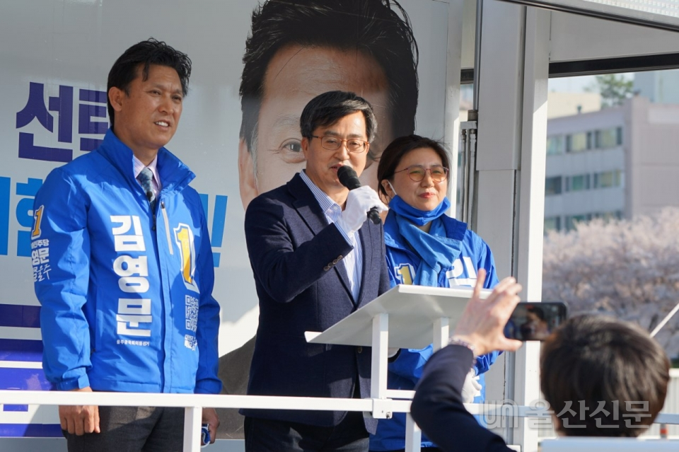 민주당 김영문 울주군후보는 자신의 후원회장을 맡고 있는 김동연 전 경제부총리 겸 기획재정부 장관을 내방 받고 지지유세를 펼쳤다.