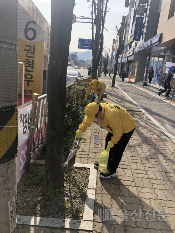 정의당 권현우 양산시을 국회의원 후보는 이번 선거기간 동안 '서민 곁에 선거운동'을 진행하기로 결정, 지역구 곳곳에서 길거리 청소를 실시하는 선거운동을 택했다.  권현우후보 제공