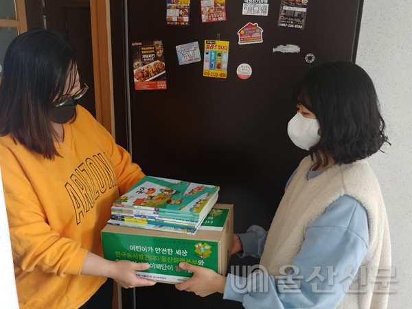 동구 상진초 교사가 학생의 집을 방문해 새학기 교과서와 코로나19 예방물품을 직접 전달하고 있다.