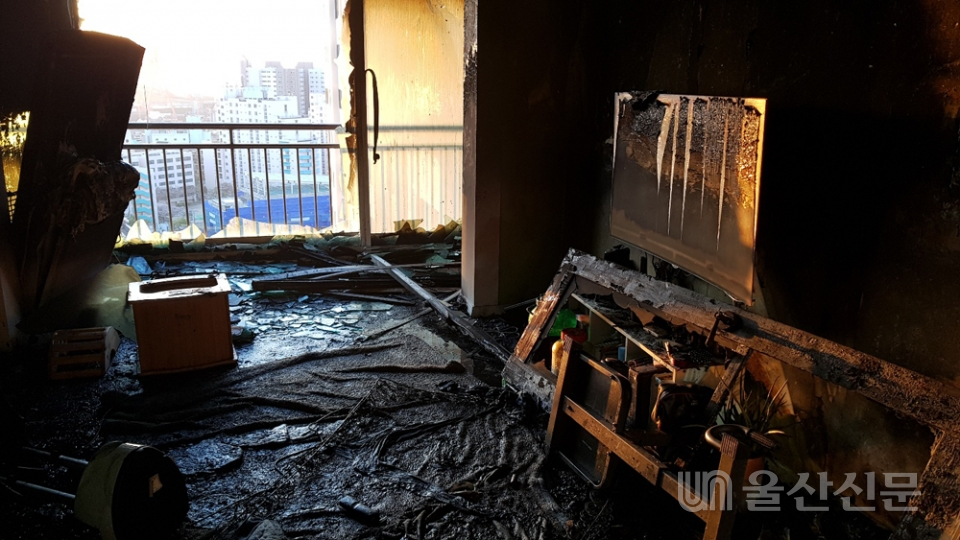8일 오전 울산시 동구의 한 아파트에서 불이 나 어린이 등 2명이 숨졌다. 사진은 화재가 발생한 아파트 내부. 울산소방본부 제공