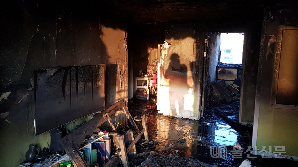 8일 오전 울산시 동구의 한 아파트에서 불이 나 어린이 등 2명이 숨졌다. 사진은 화재가 발생한 아파트 내부 모습. 울산소방본부 제공