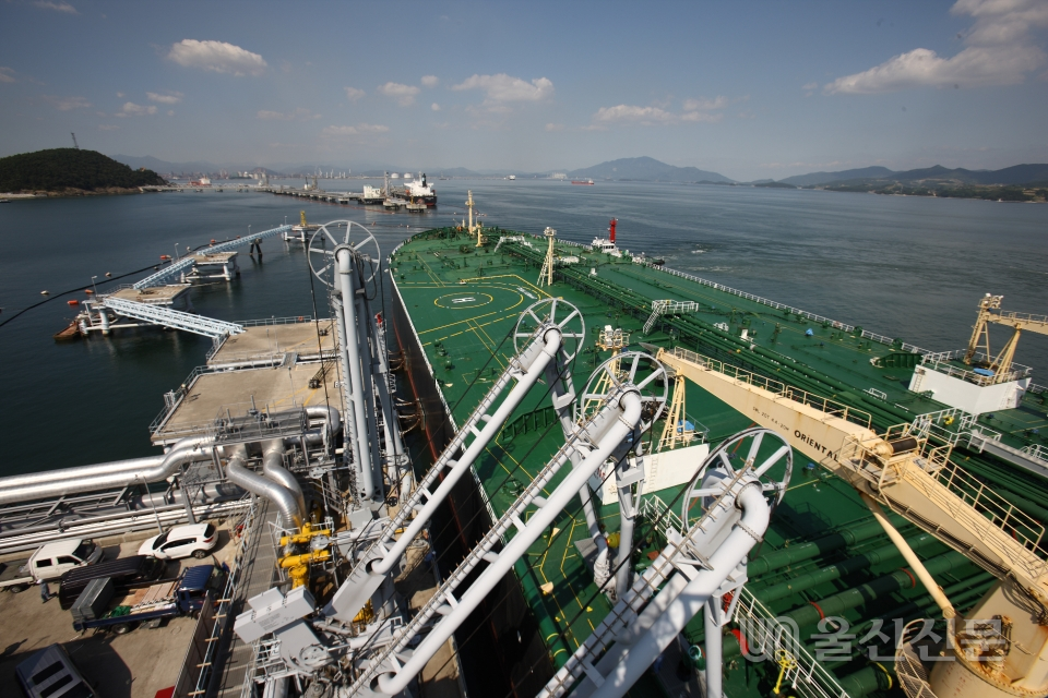 한국석유공사는 저유가 시황을 활용해 올해 비축유 구매량을 64만 배럴로 늘리기로 했다. 사진은 원유운반선에서 이적하는 모습. 한국석유공사 제공