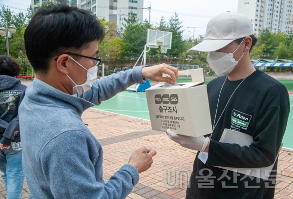 투표를 마친 한 유권자가 KBS·MBC·SBS 지상파 방송3사 출구조사에 응하고 있다.