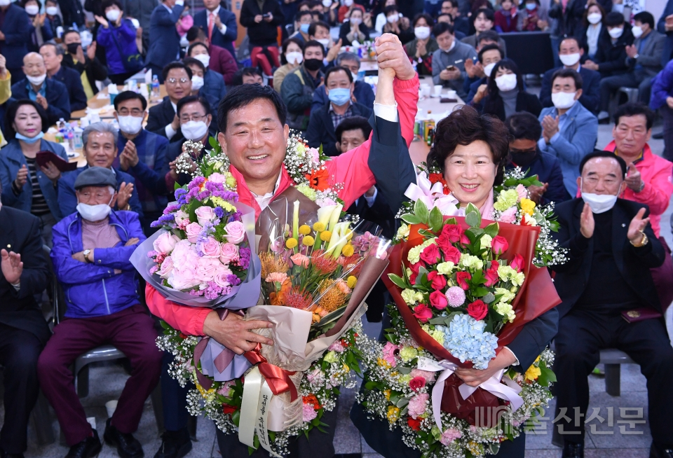 박성민 중구 국회의원 당선자가 15일 선거사무실에서 꽃목걸이를 걸고 부인 및 지지자들과 함께 환호하고 있다.  유은경기자 2006sajin@