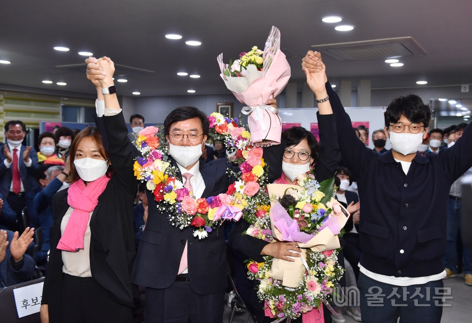 서범수 울주군 국회의원 당선자가 15일 선거사무실에서 꽃목걸이를 걸고 부인 및 지지자들과 함께 환호하고 있다.  유은경기자 2006sajin@