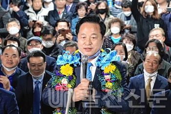더불어민주당 김두관 의원이 16일 새벽 선거캠프에서 당선소감을 밝히고있다. 김두관 후보 제공
