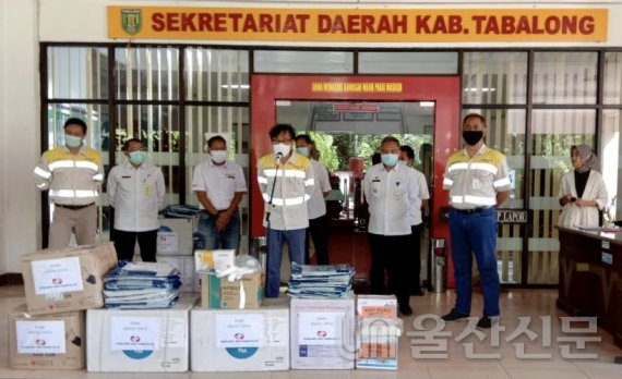 한국동서발전㈜은 3일(현지 시간) 칼셀-1 발전소를 운영 중인 인도네시아의 남부 칼리만탄 따발롱 지역에 신종 코로나바이러스 감염증 방역 물품을 전달했다. 동서발전 제공