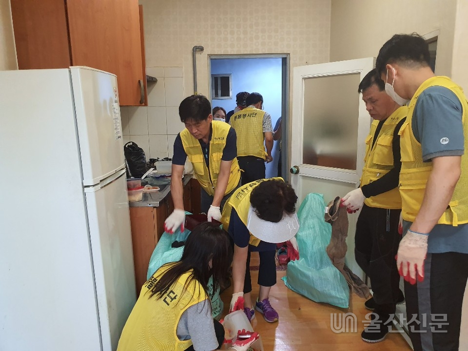 밀양시 은혜교회 소속 봉사활동단체인 등불봉사단은 지난 14일 주거환경이 열악한 저소득세대를 방문해 청소 봉사활동을 펼쳤다. 밀양시 제공 