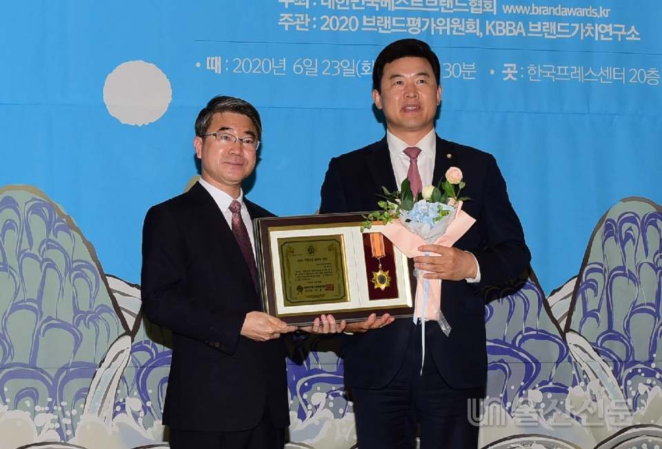 윤영석 의원(경남 양산 갑구·오른쪽)이 지난 23일 한국프레스센터에서 열린 '2020 자랑스런 한국인 대상 및 대한민국 브랜드 대상'시상식에서 대상을 수상했다. 윤영석 의원 제공