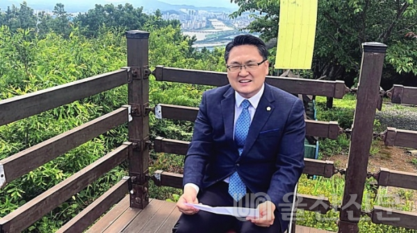 울산 북구의회 제7대 후반기 의장으로 선출된 임채오 의장이 1일 당선소감 인터뷰를 하고 있다. 북구의회 제공