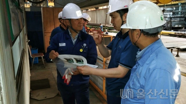 포항제철소 혁신허브섹션 직원이 스테인리스 후판 생산업체인 DKC에서 현장을 점검하고 있다. 포스코 제공
