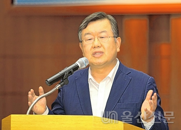 박일호 밀양시장이 6일 오전 시청 소회의실에서 민선7기 후반기 시정운영 방향에 대해 브리핑하고 있다.