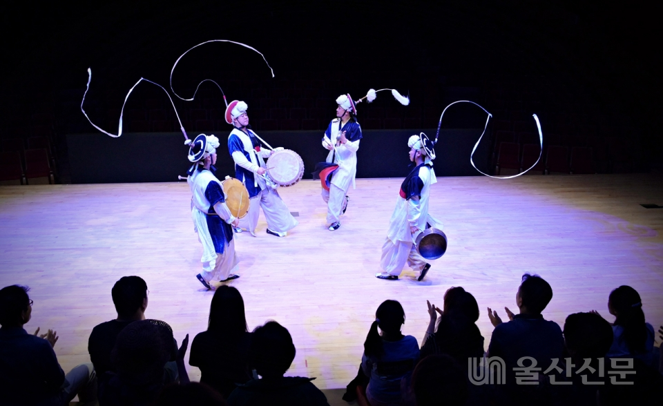 오는 14일 울산문화예술회관 소공연장에서 창단공연을 여는 '우시산광대' 공연 모습.