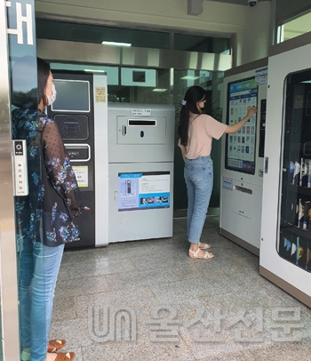 자판기 형태의 대출 반납 장비로 스마트도서관 소장도서를 시민들이 비대면으로 이용하고 있다. 경주시 제공