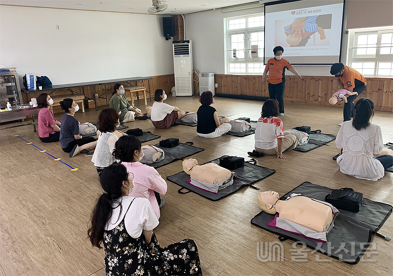 울산 북부소방서는 지난 8일 북구 상안동에 위치한 상안유치원에서 대시민 응급처치 교육을 실시했다. 북부소방서 제공