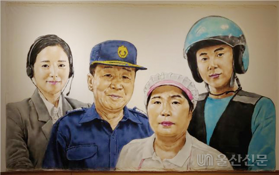 구헌주 作 '가족사진(왼쪽)'과  곽영화 作 '눈을 마주하고 비정규직 노동자와 만나야 합니다'.