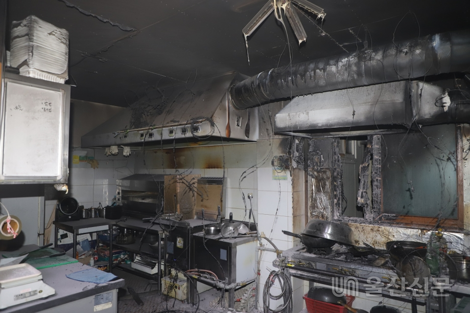 13일 오전 2시32분께 울산 북구의 한 식당에서 화재가 발생했다. 울산소방본부 제공