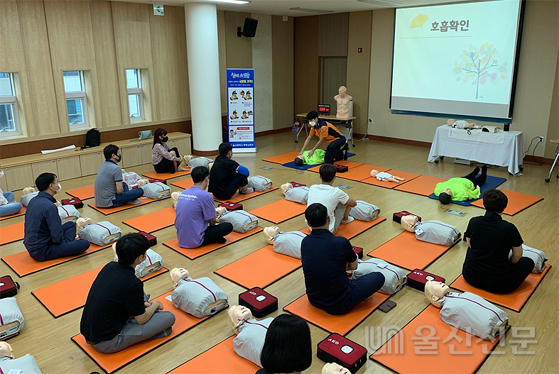 울산중부소방서는 15일 한국전력공사 서울산지사 직원 20여명을 대상으로 심폐소생술 교육을 실시했다. 중부소방서 제공