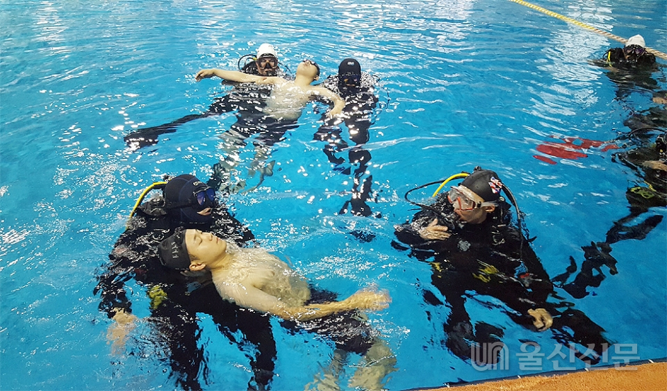 울산중부소방서(서장 박용래)는 21일 문수실내수영장에서 하계 수난 특별구조훈련을 실시했다.  중부소방서 제공