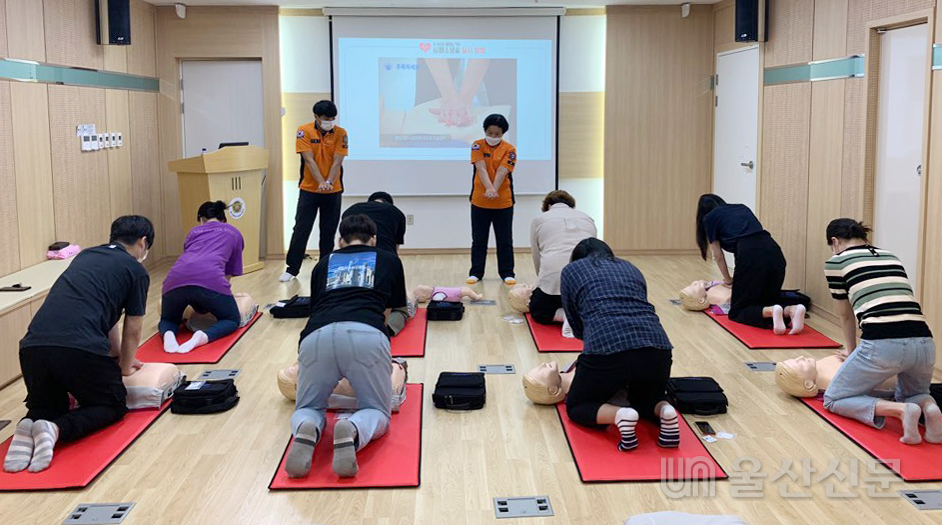 울산 북부소방서가 지난달 31일 코로나19 극복 희망일자리 사업 참여자대상으로 응급처치 및 심폐소생술 교육을 실시했다. 북부소방서 제공