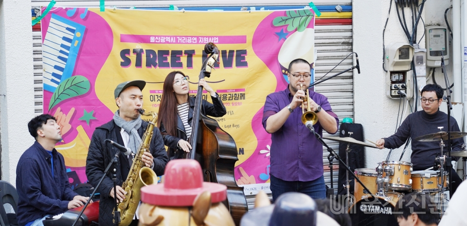 울산문화재단이 18~20일까지 거리공연 지원사업 공모를 실시한다. 사진은 거리공연을 펼치고 있는 뮤지션 공연 모습.